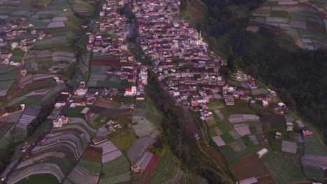 vista de avión no tripulado de nepal van java en la ladera del monte sambing durante el amanecer, aérea