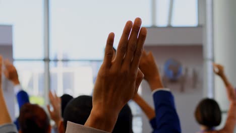 gente de negocios levantando las manos en el seminario de negocios 4k