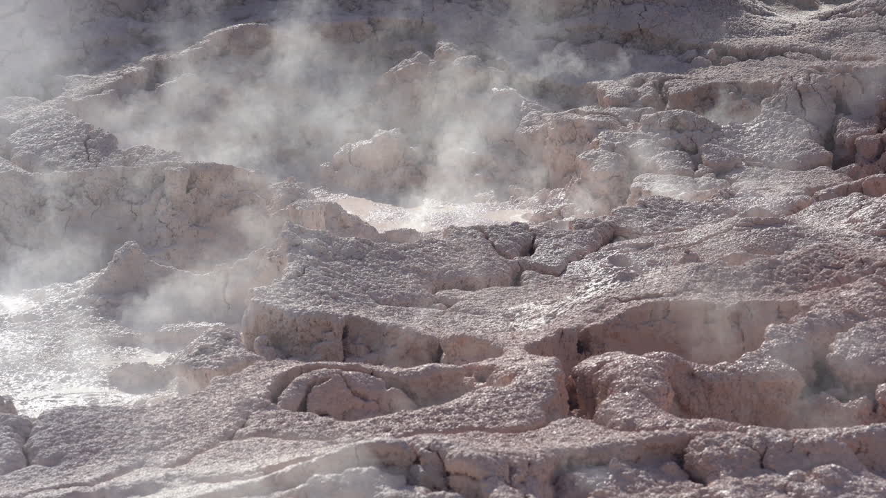 mudpot en el parque nacional de yellowstone, aguas termales ácidas con barro burbujeante, cerrar