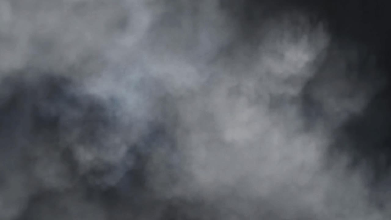 번개가 치는 두껍고 어두운 구름