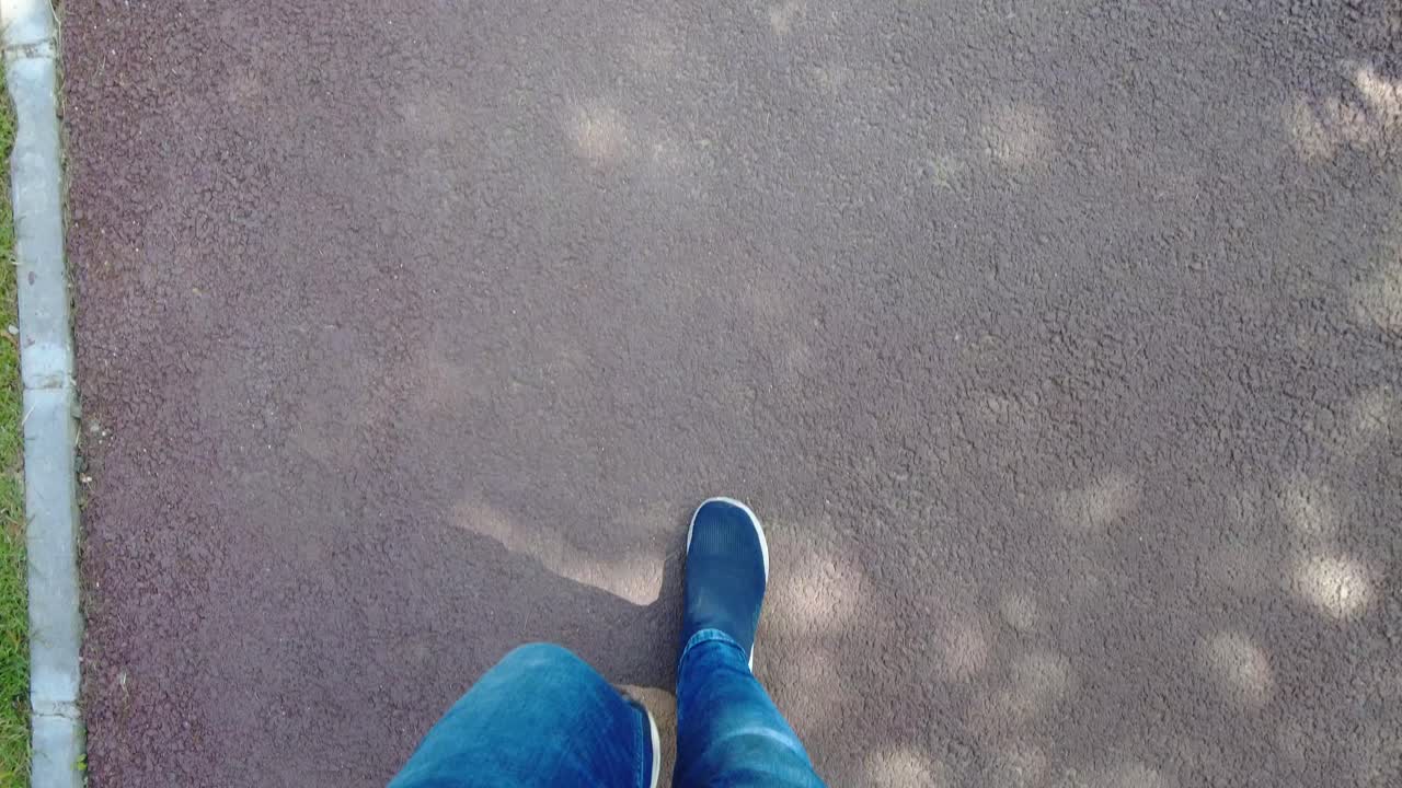 Patikada Yürüyen Kişi
