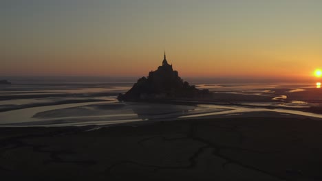 Mont-St-Michel-Bei-Sonnenuntergang-In-Sanfter,-Stabiler,-Dynamischer-Drohnen-Luftaufnahme-Mit-Parallaxeneffekt