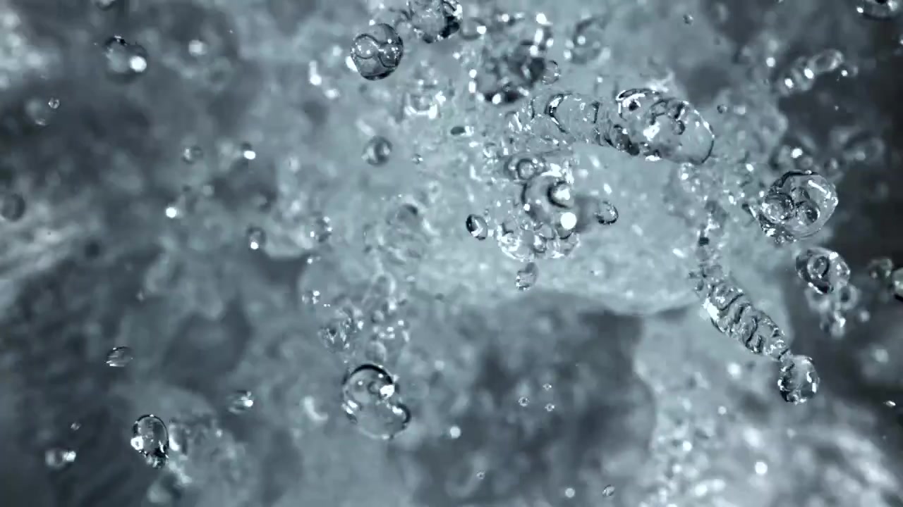 Primo piano di goccioline e bolle d'acqua scintillanti in movimento