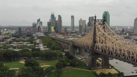 Tobogán-Aéreo-De-Drones-A-Lo-Largo-Del-Puente-De-Queensboro-En-Nyc-Moviéndose-Hacia-Queens