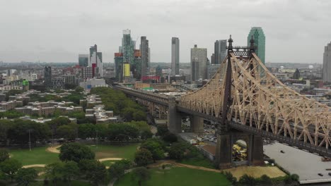 tobogán aéreo de drones a lo largo del puente de queensboro en nyc moviéndose hacia queens