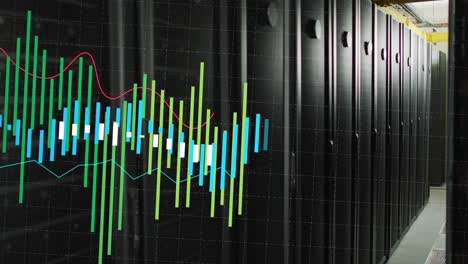 Datos-De-Procesamiento-De-Gráficos-Verdes,-Blancos-Y-Azules-Sobre-Una-Sala-De-Servidores-De-Computadoras-Oscura