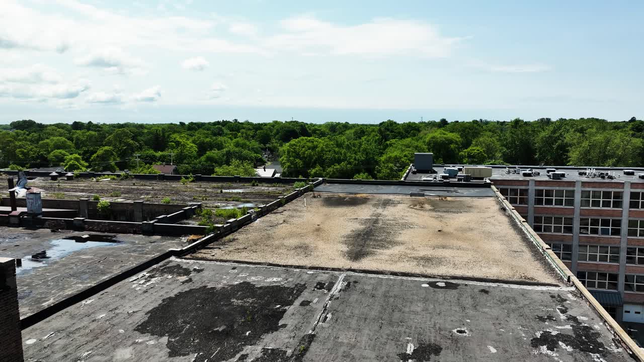 panorámica alrededor del área de una vieja fábrica en la orilla del lago muskegon