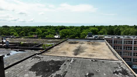 Panorámica-Alrededor-Del-área-De-Una-Antigua-Fábrica-En-La-Orilla-Del-Lago-Muskegon