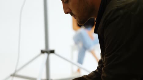 fotógrafo masculino con una cámara 4k