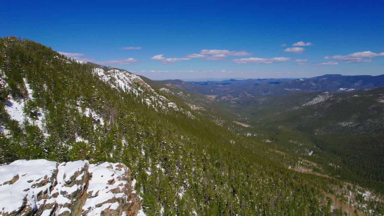 마운트 에반스 콜로라도 미국에서 화창한 날 동안 화려한 무성한 녹색 활짝 열린 알파인 록키 산맥 계곡을 비행하는 공중 드론 샷