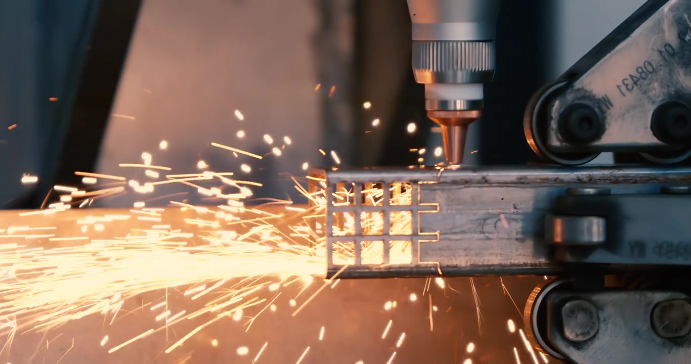 Taglio laser CNC del metallo, moderna tecnologia industriale per la realizzazione di dettagli industriali. Ripreso con telecamera super slow motion a 1000 fps.