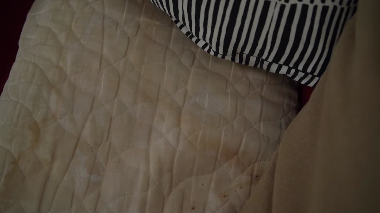 얼룩진 더러운 베개, 노란색 얼룩진 오래된 베개