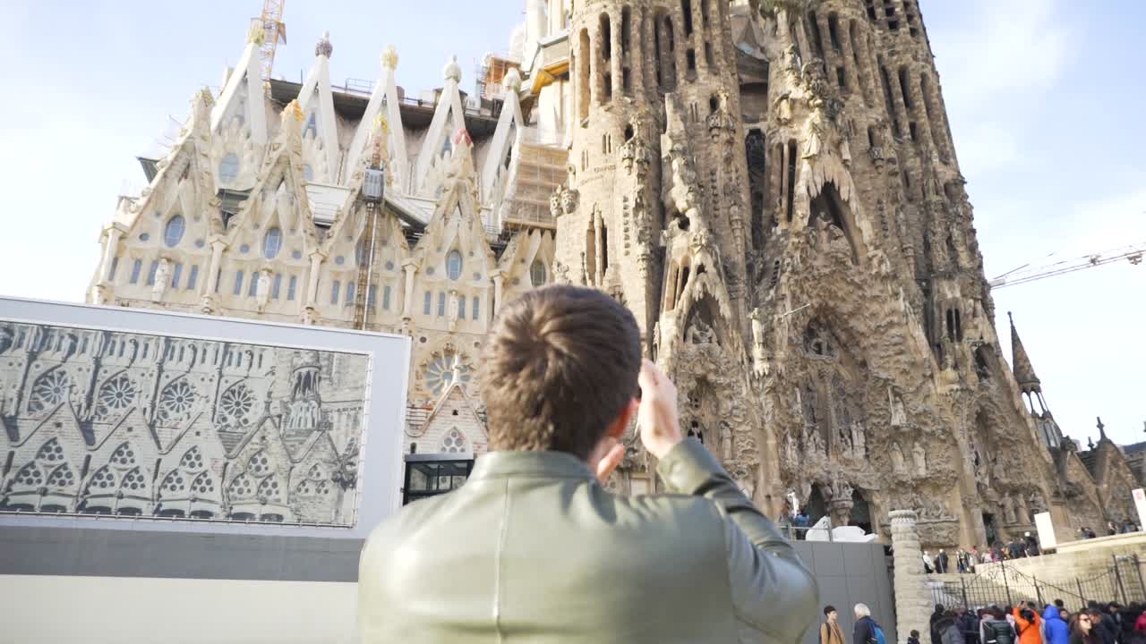 Uomo che fotografa la Sagrada Familia a Barcellona