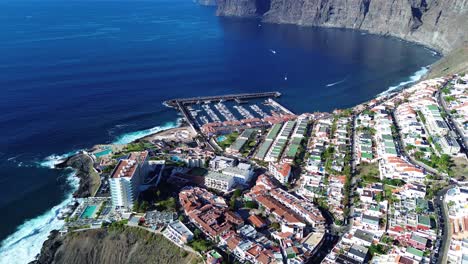 Vista-Aérea-De-Los-Gigantes-En-Costa-Adeje-Tenerife,-Islas-Canarias-En-España