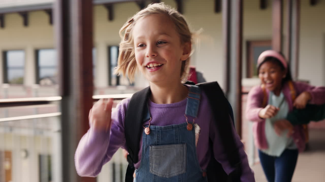 Kinder rennen auf dem Schulflur