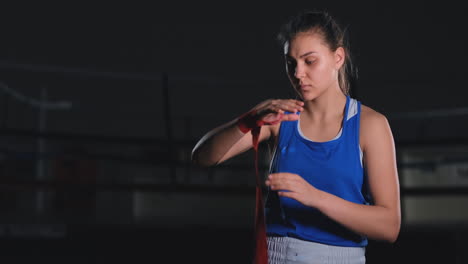 hermosa mujer luchador vientos en sus manos vendajes para peleas