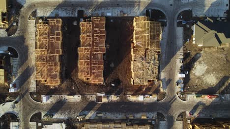 vista de arriba hacia abajo de un avión no tripulado volando sobre el sitio de construcción
