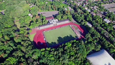 estadio de fútbol en una pequeña ciudad de europa