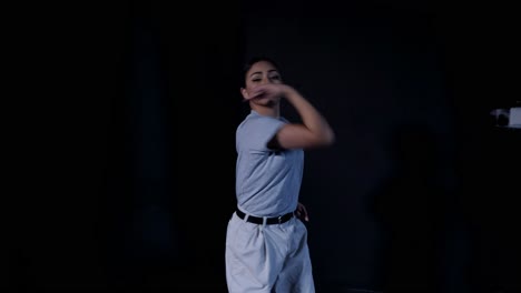 Joven-Latina-En-Ropa-De-Oficina-Gris-Bailando-Golpeando-Emocional-Sensual-Liberación-Expresión-Contemporánea