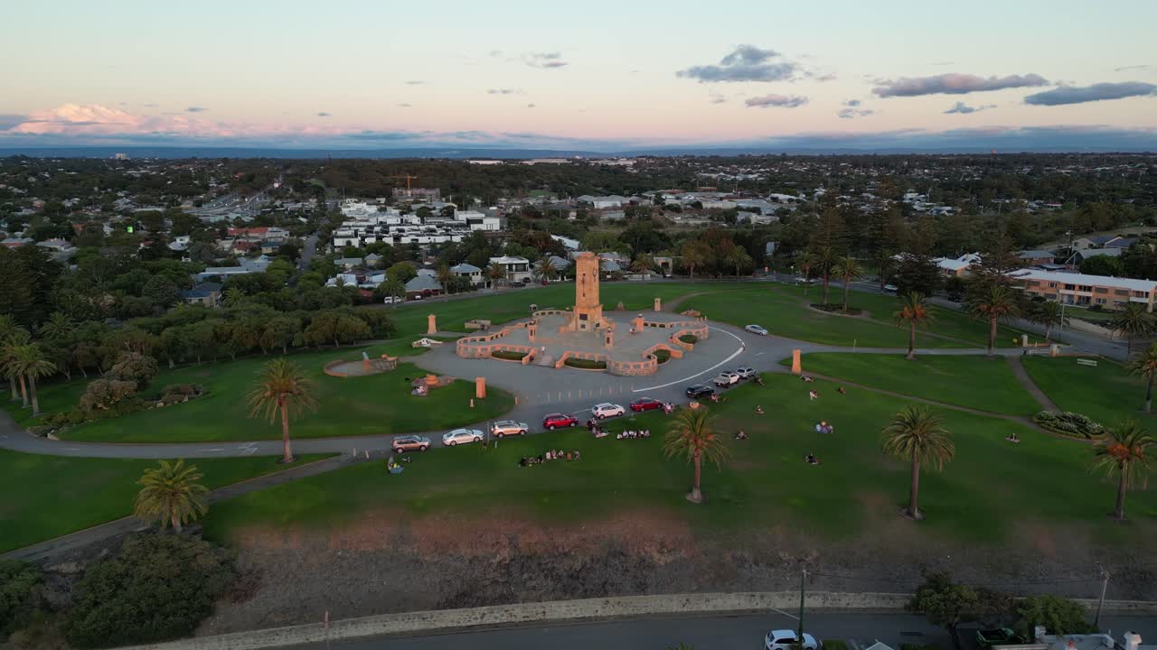 tomada aérea del parque conmemorativo de la guerra en fremantle al atardecer, ciudad de perth, australia occidental