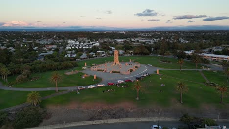 Toma-Aérea-Del-Parque-Memorial-De-Guerra-En-Fremantle-Al-Atardecer,-Ciudad-De-Perth,-Australia-Occidental