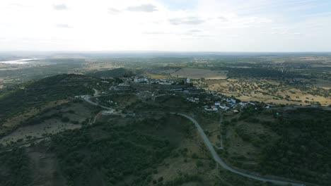 4k-Luftseitenbewegung-Des-Traditionellen-Alten-Dorfes-Monsaraz,-Portugal