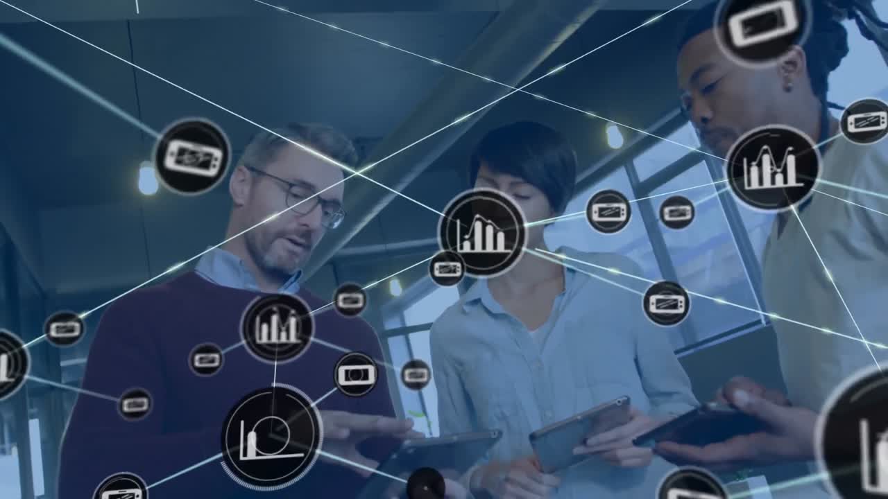 animación de una red de iconos digitales sobre un grupo de diversos colegas discutiendo juntos en la oficina