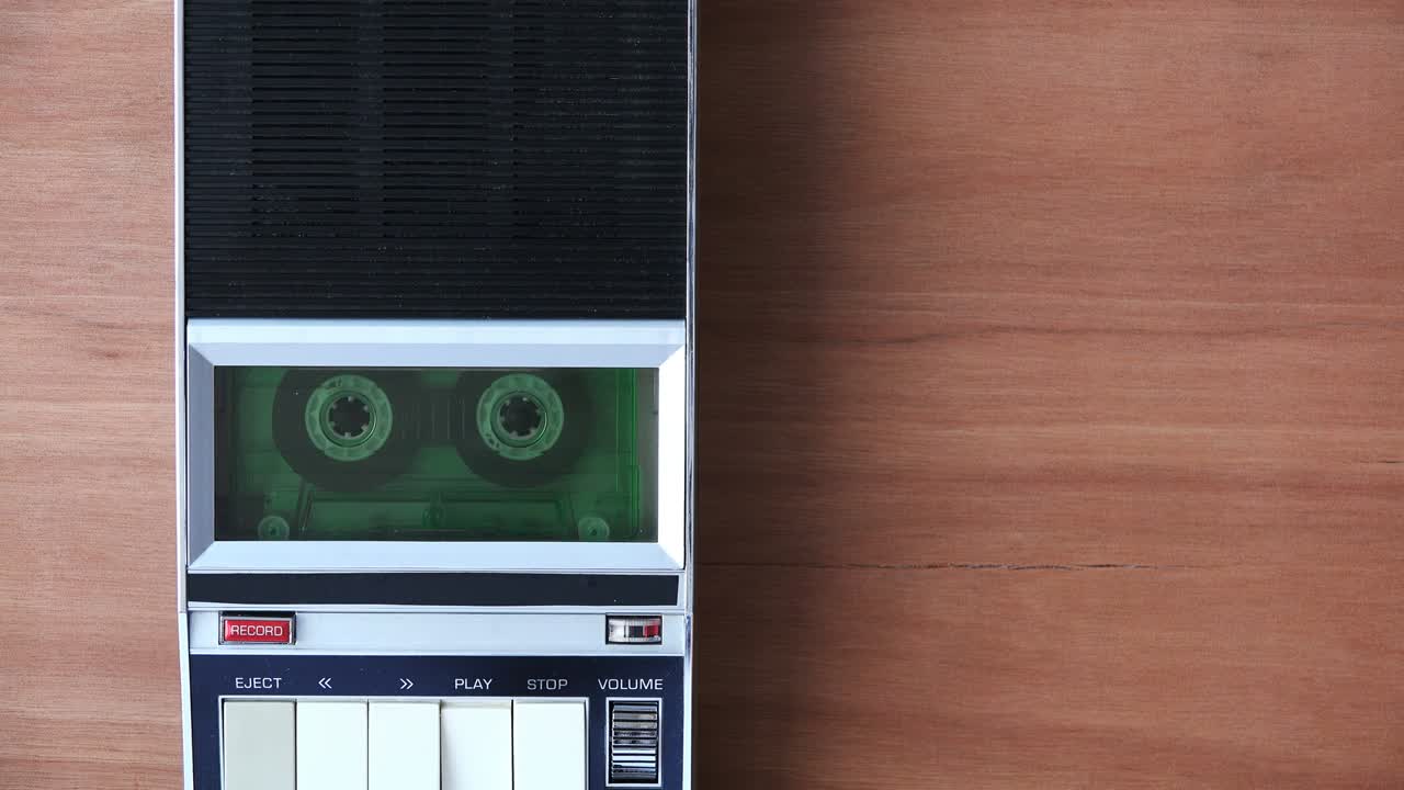 빈티지 플레이어에서 오디오 카세트 테이프를 굴리기