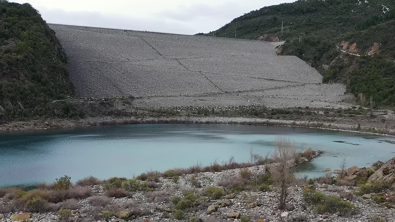 Colbúnsjön i Chile med en dammkonstruktion i sikte
