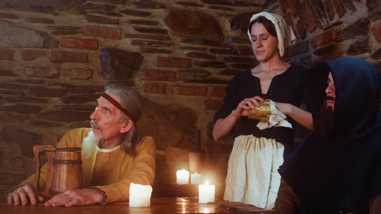 남자는 새로운 손님을 감시하고, 무관심한 하녀는 술집에서 컵을 청소합니다. 끊임없는 방문객과 풍자적인 하인은 중세 술집의 신인으로부터 곤경에 대비합니다.