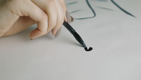 mujer practicando la caligrafía