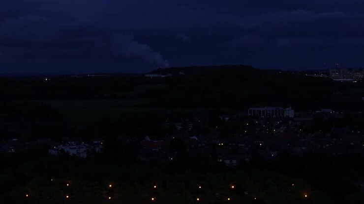 Piccoli puntini luminosi delle case impediscono all'oscurità di avvolgere il villaggio