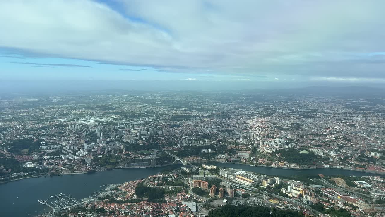 포르투갈의 포르투 시의 공중 뷰, 1000m 높이에서 공항에 접근하는 동안 비행기 객실에서 촬영