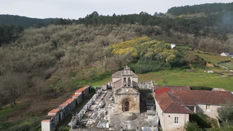 dron de izquierda a derecha paralaje órbita aérea de santa maría de punxin en ourense galiza españa