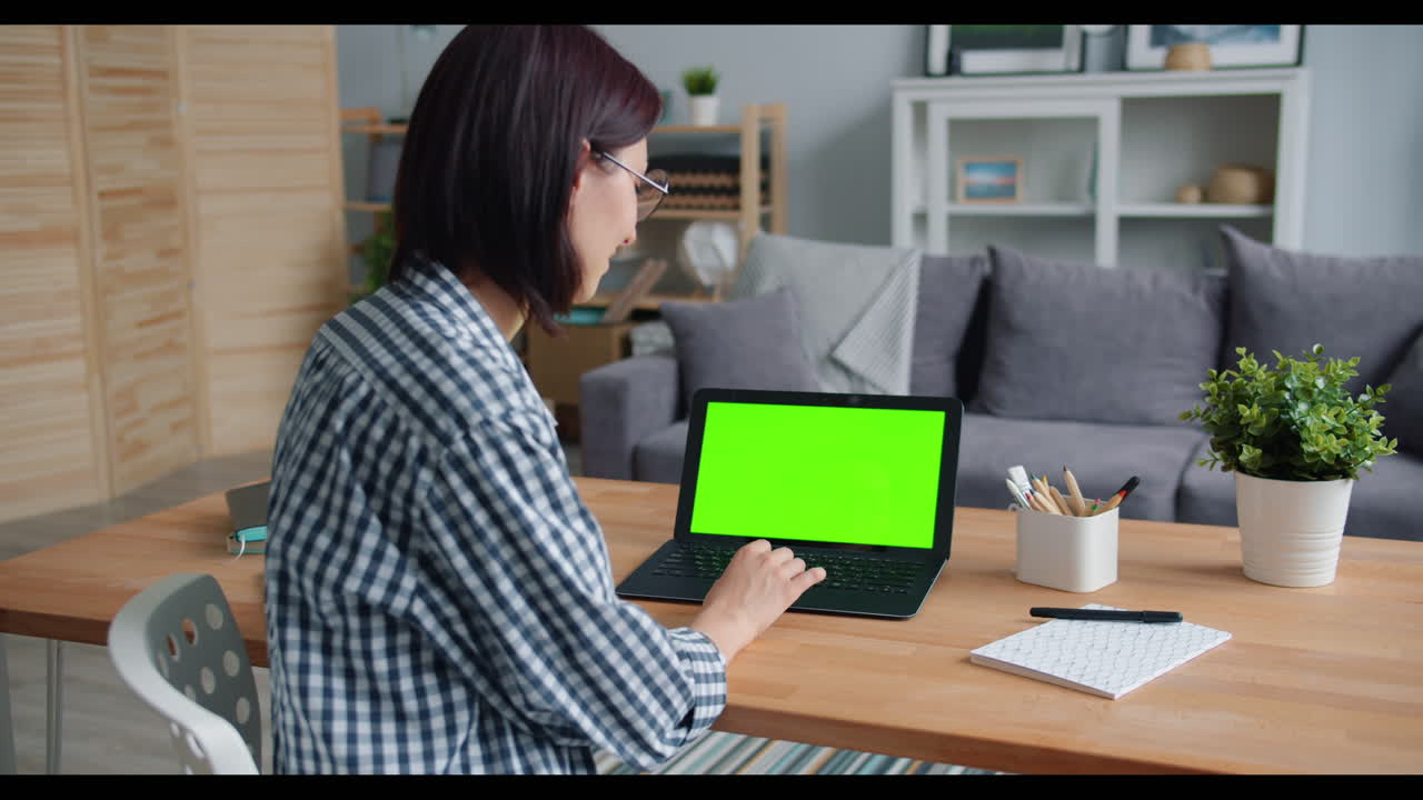 mujer trabajando en la computadora portátil en casa
