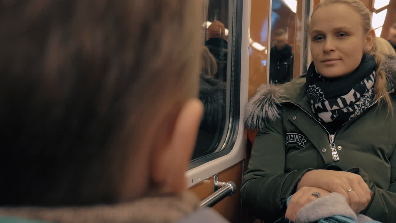 엄마와 아이가 지하철로 출퇴근하고 있습니다.