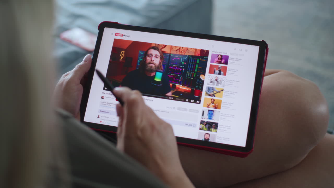 mujer viendo un video de youtube en una tableta