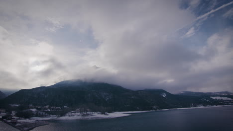 고요한 겨울 풍경 구름에 숨겨진 산 정상