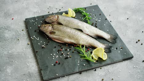 especias y limón tirados cerca de pescado crudo