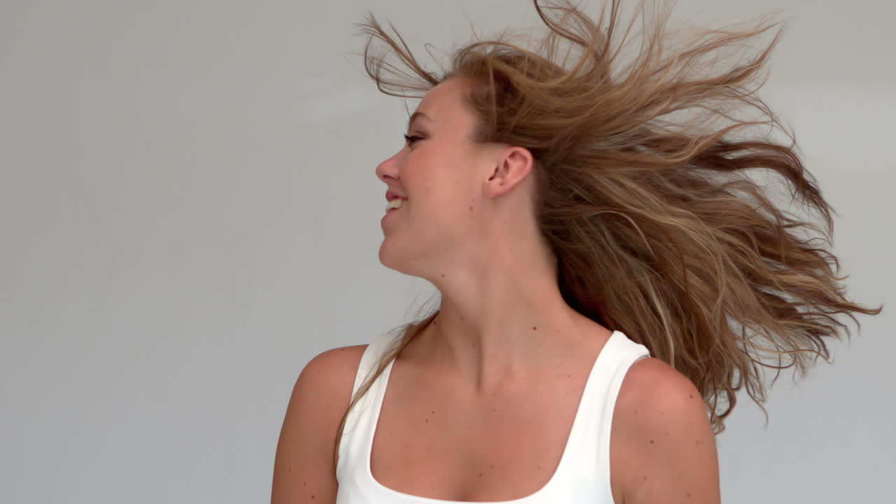 una mujer lanzando su cabello.