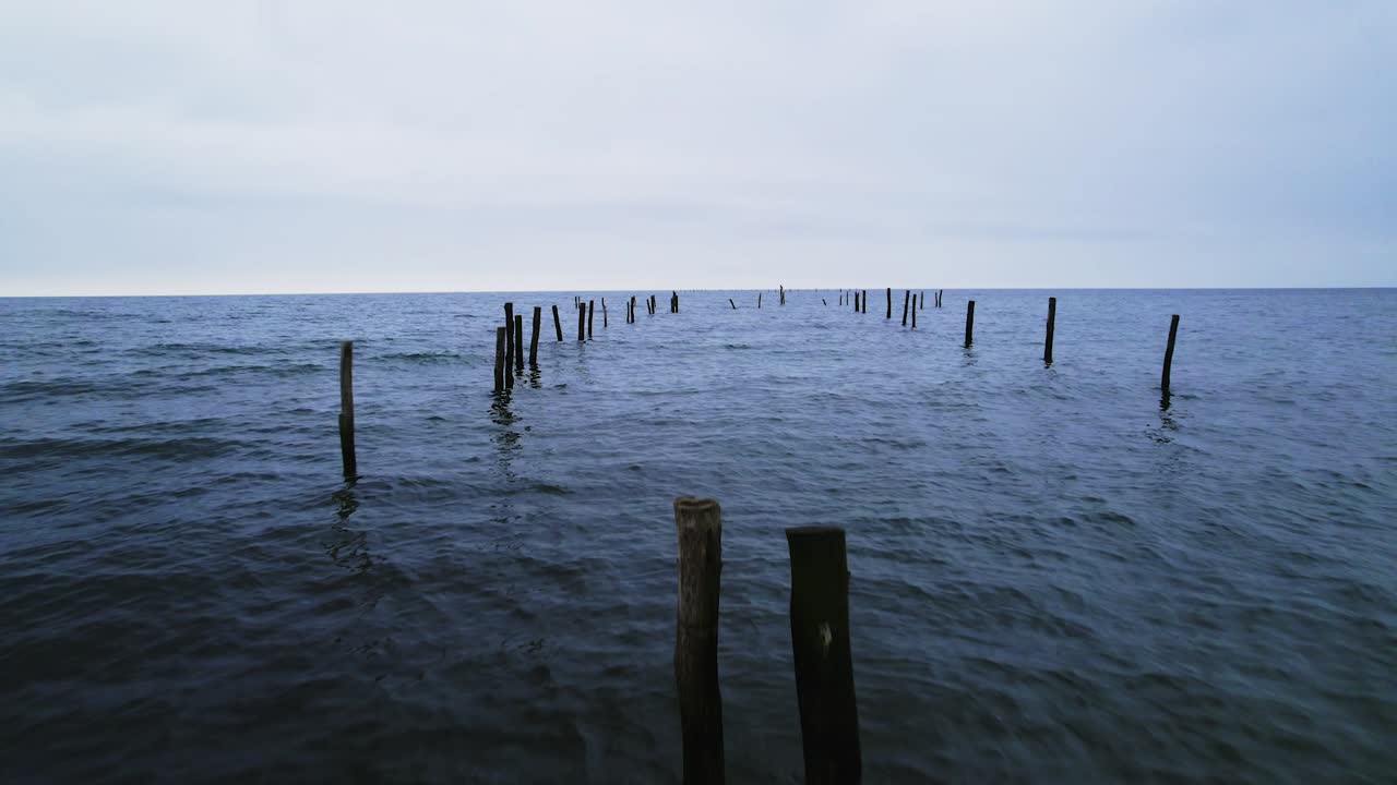 독일 북부 해안의 파도 위를 비행하는 드론