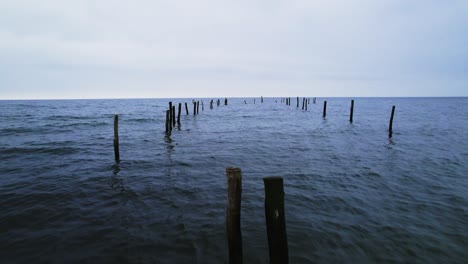 vuelo de drones sobre las olas de la costa norte de alemania