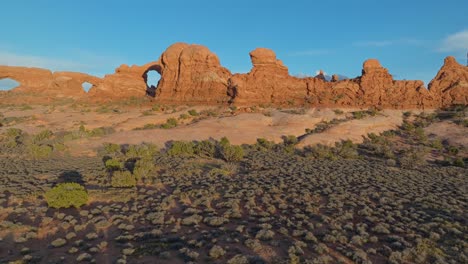 fotografía de drones de las rocas de piedra arenisca en el parque nacional de arches, utah, estados unidos