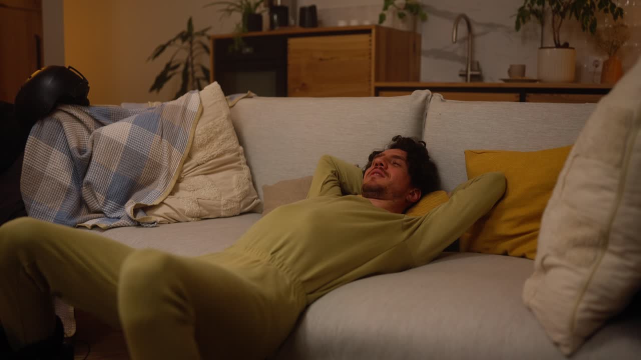 소파에서 휴식을 취하는 남자