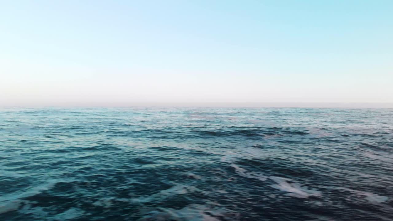 드론은 개방된 바다를 가로질러 낮게 날아다니며 180도 파닝을 하고 있으며, 바가에 있는 집들과 바가 앞에 있는 버몬트 마을을 보여주고 있으며, 안개가 가득한 아침에 바가의 바위들이 바다를 내려다보고 있다.