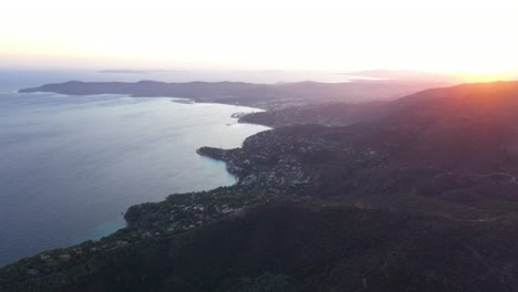 Wunderschöner-Sonnenuntergang-über-Der-Küste-Von-Le-Lavandou-Mit-Porquerolles-Und-Levante-Inseln