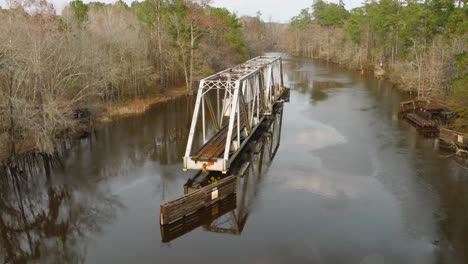 tren abandonado puente giratorio sobre el río