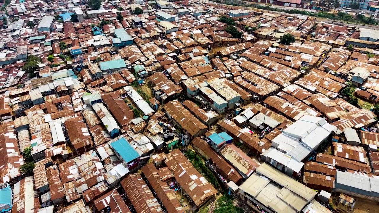 Slumsy Kibera w Kenii – zardzewiałe dachy slumsów Kibera w Kenii.