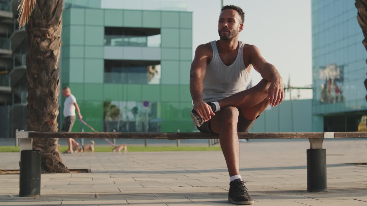 Ein Mann sitzt auf einer Bank im städtischen Umfeld