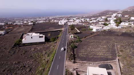 Toma-Aérea-De-La-Conducción-De-Automóviles-Y-La-Ciudad-Del-Desierto